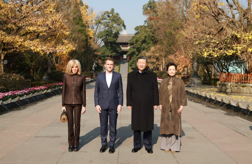 習(xí)近平同法國總統(tǒng)馬克龍在成都進行友好交流